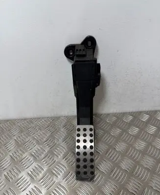 Mercedes-Benz ML W164 Accelerator throttle pedal A1643000104 ZGS005