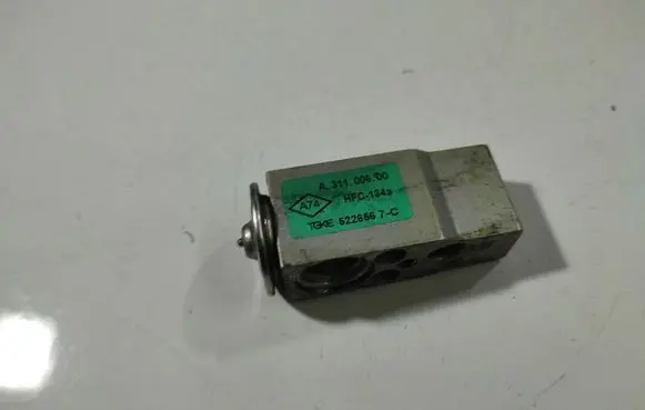 Opel Corsa D Air conditioning (A/C) expansion valve A31100600