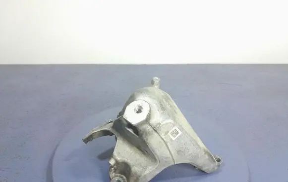Engine mount vacuum valve