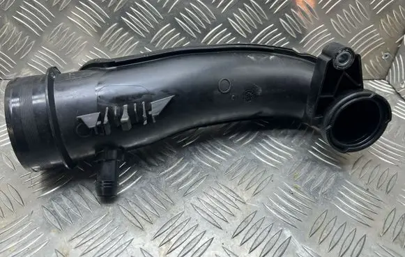 Opel Vivaro Turbo air intake inlet pipe/hose 165752889R 93497
