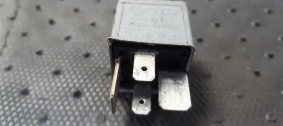 Volkswagen PASSAT B5 Other relay 8D0951253 V23134-J52-X300