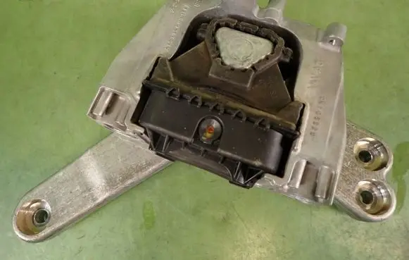 Skoda Octavia Mk4 Engine mount vacuum valve 5WA199262F