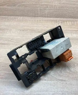 Mercedes-Benz E W124 Relay mounting block 1245450140