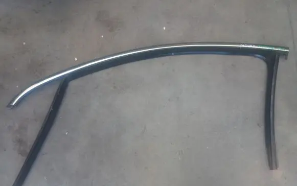 Volkswagen PASSAT B7 Front door glass trim molding