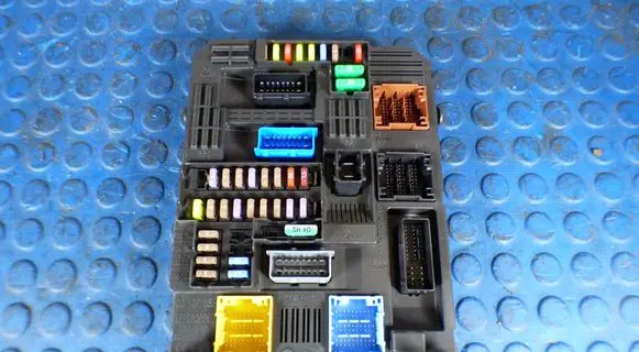 Peugeot 308 Fuse module CART9830790580 9830790580 3321842460