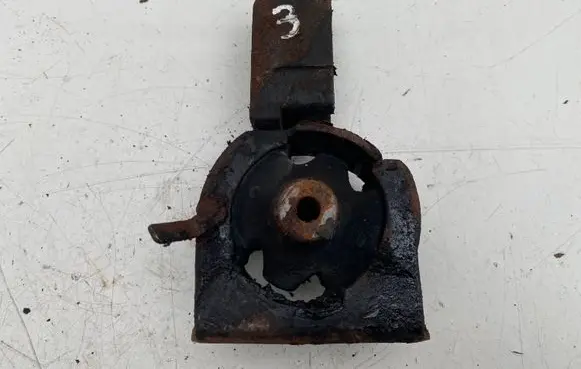 Toyota Avensis T250 Engine mount bracket