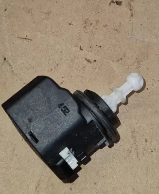 Headlight level adjustment motor