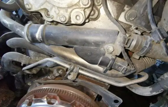 Volkswagen PASSAT B6 Engine coolant pipe/hose 038121132g