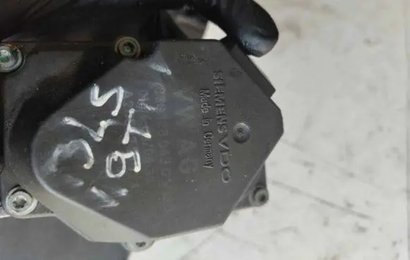 Volkswagen Golf V Throttle valve 03G128063