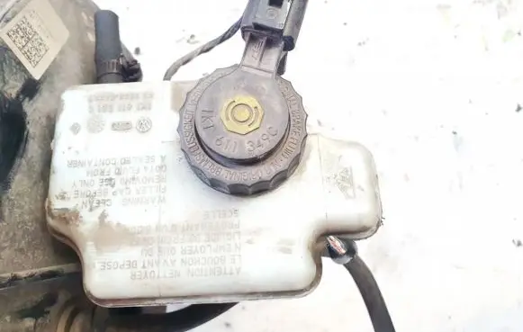 Brake fluid reservoir