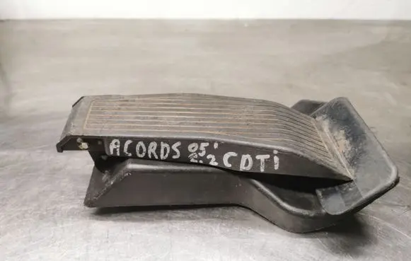Accelerator throttle pedal