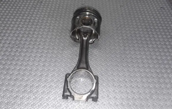 Volkswagen Touran I Piston with connecting rod
