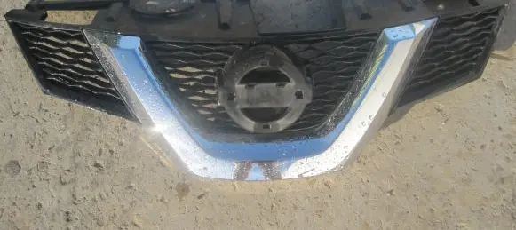 Nissan X-Trail T30 Front bumper upper radiator grill 62310