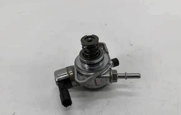 Nissan Juke I F15 Fuel injection high pressure pump 166307214R