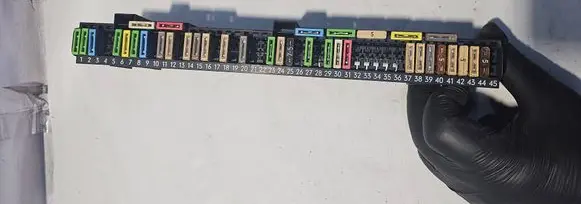 BMW 5 E39 Fuse module 8366570