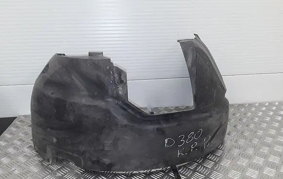 Front wheel arch liner splash guards