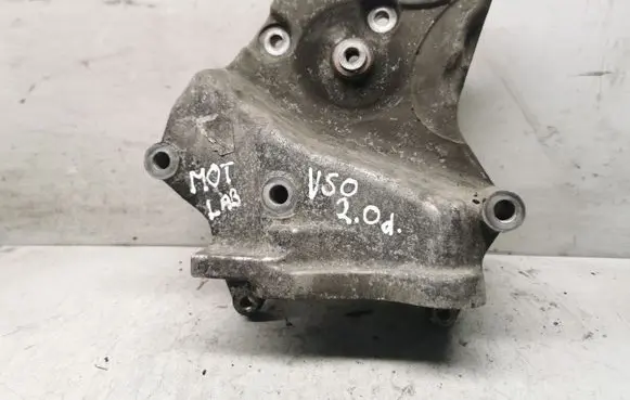 Volvo V50 Engine mounting bracket