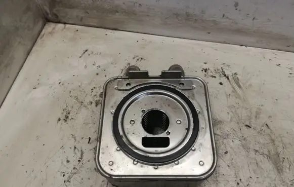 Hyundai Tucson JM Oil filter mounting bracket