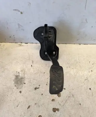 Accelerator throttle pedal