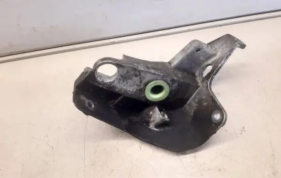 Engine mounting bracket
