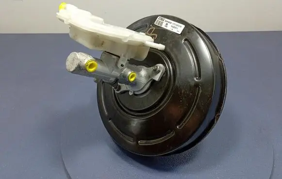 Opel Vivaro Brake booster 472108729R