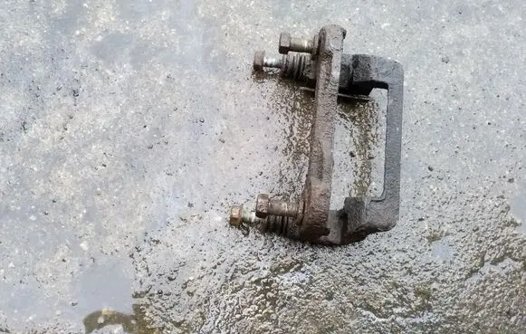 Hyundai Getz Brake caliper pad carrier rear 