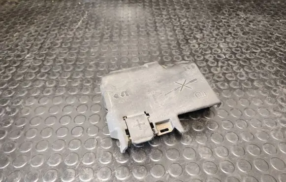 Opel Meriva B Fuse box cover 525230582