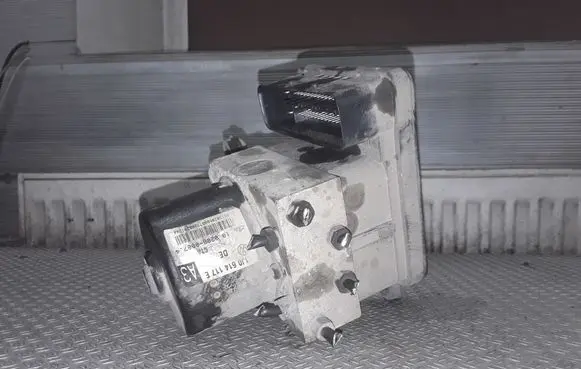 Volkswagen Golf IV ABS Pump 1J0614117
