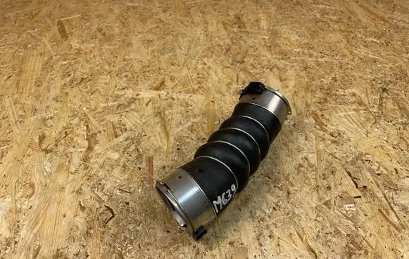 BMW 5 G30 G31 Intercooler hose/pipe 8571024