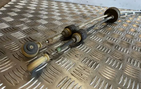Opel Astra H Gear shift cable linkage 55350266