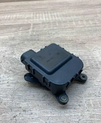 Volkswagen PASSAT B5 Air flap motor/actuator 8D1820511B 0132801149