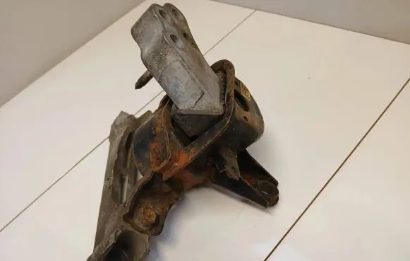 Toyota RAV 4 (XA30) Engine mount bracket