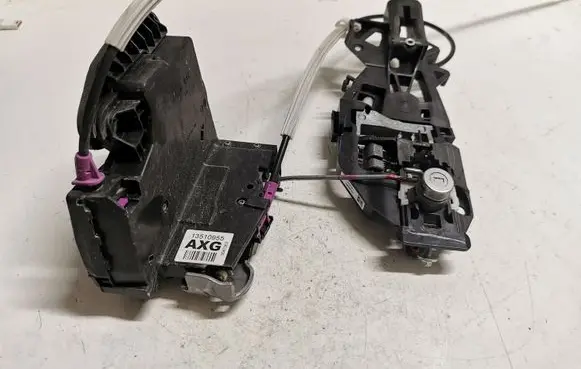 Chevrolet Camaro Front door lock 13510955