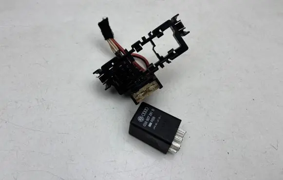 Audi A6 S6 C6 4F Glow plug pre-heat relay 0281003032 038907281B