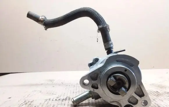Toyota RAV 4 (XA20) Vacuum pump 2930027010