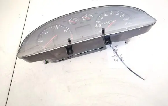 Volkswagen PASSAT B5 Speedometer (instrument cluster) 3b1919880d