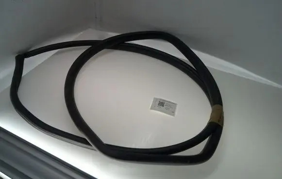 Toyota Prius (XW50) Front door rubber seal 6233147050WEATHERSTRIPREARDOOROPENINGTRIMRH