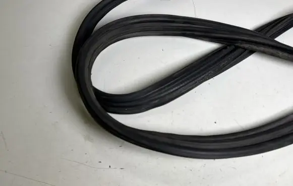Ford Mustang VI Trunk rubber seal (body) FR3B63438A00