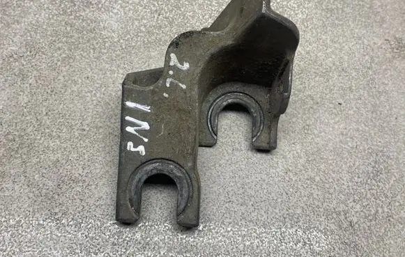Opel Insignia A Gear shift cable bracket 55561876