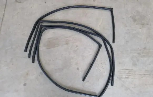 Mitsubishi L200 Front door rubber seal