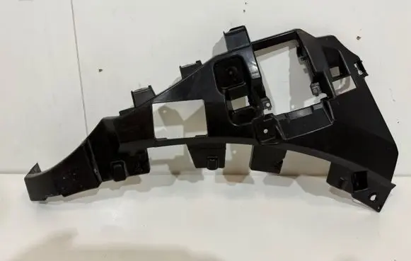 Audi Q7 4M Front bumper mounting bracket 4M8807695A