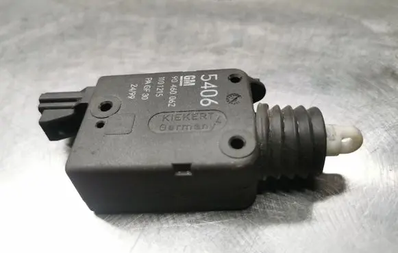 Opel Astra G Central locking motor 90460062