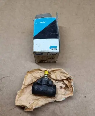 Ford Fiesta I Rear brake cylinder L621831 R17025A1