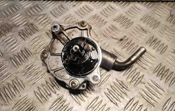 Mercedes-Benz C W203 Vacuum pump A6112300065 6112300065