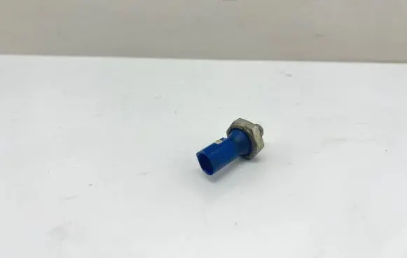 Volkswagen Golf VII Oil pressure sensor 06K919081