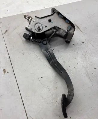 Hyundai i30 Clutch pedal 328022H310