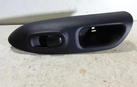 Nissan Juke I F15 Electric window control switch