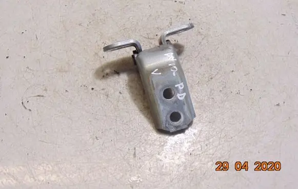 Toyota Avensis T270 Front door upper hinge