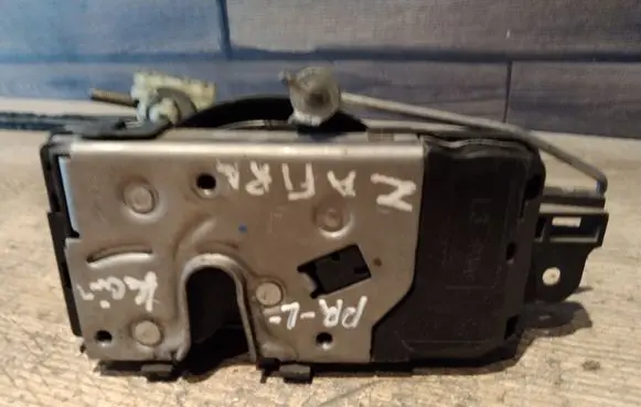 Opel Zafira B Front door lock