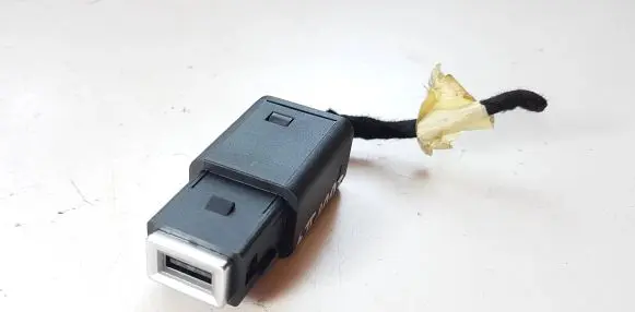 Peugeot 2008 II USB socket connector 9824334377 98217039DX